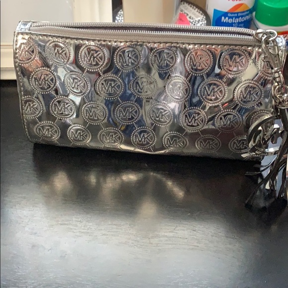 Michael Kors Makeup Bag - Picture 1 of 1